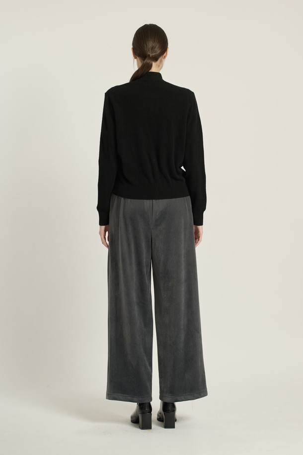 [25WT] 프린세스라인 가디건 - BLACK B5DAK21199는 여성스러운 실루엣을 연출하는 블랙 컬러의 가디건입니다. 부드러운 모(울) 소재로 제작되어 포근한 착용감을 선사하며, 라운드넥과 긴 소매 디자인으로 단정함을 더합니다. 슬림핏으로 떨어지는 프린세스라인과 싱글 버튼 디테일이 우아하고 세련된 분위기를 자아냅니다. 오피스룩과 모임룩은 물론, 일상에서도 폭넓게 활용할 수 있는 베이직 아이템입니다. 봄, 가을, 겨울, 간절기 모두 착용 가능합니다.
