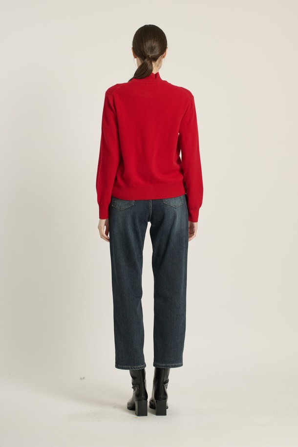 [25WT] 프린세스라인 가디건 - RED B5DAK21124는 여성 의류로, 부드러운 모 소재로 제작되어 봄, 가을, 겨울 모두 착용 가능한 제품입니다. 클래식하고 우아한 무드를 연출하며, 레귤러핏과 라운드넥 디자인으로 편안한 착용감을 제공합니다. 레드 컬러의 무지 패턴에 긴 소매 기장, 프린세스 라인과 리브 디테일, 그리고 나무 단추가 더해져 페미닌한 스타일을 완성합니다. 데이트룩, 모임룩, 출근룩 등 다양한 TPO에 활용 가능하며, 미니멀하고 클래식한 스타일을 선호하는 고객에게 적합합니다.
