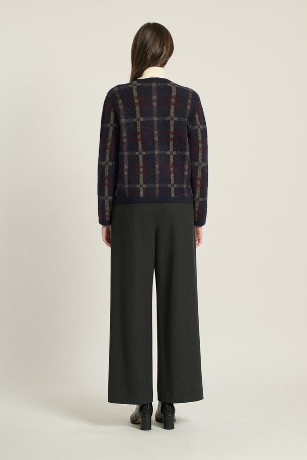 [25WT] 헤어리 체크 가디건 - NAVY(네이비) B5DAK12155는 여성스러운 분위기를 자아내는 가디건입니다. 부드러운 촉감의 아크릴, 나일론, 울, 폴리우레탄 혼방 소재로 제작되어 가을과 겨울에 따뜻하게 착용할 수 있습니다. 네이비와 브라운 컬러의 체크 패턴이 클래식하고 모던한 스타일을 연출하며, 레귤러 핏과 긴소매, 라운드넥 디자인으로 편안한 착용감을 선사합니다. 싱글 버튼과 금장 버튼, 포켓, 배색 디테일로 포인트를 더해 비즈니스 캐주얼, 모임룩, 데이트룩 등 다양한 TPO에 활용 가능합니다.
