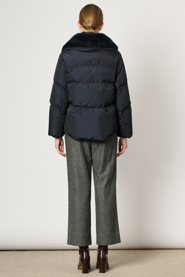 [25WT] 프리미엄 퍼 카라 숏다운 (NAVY B5DAF83155)은 여성스러운 실루엣을 연출하는 숏 기장의 다운 점퍼입니다. 탈부착 가능한 밍크 카라와 소매 리브 디테일이 고급스러운 분위기를 더하며, 캐주얼, 클래식, 오피스룩 등 다양한 스타일에 매치하기 좋습니다. 네이비, 다크 베이지 두 가지 색상으로 출시되었으며, 구스다운 충전재를 사용하여 뛰어난 보온성을 제공합니다. 허리 및 밑단 스트링으로 핏 조절이 가능하며, 가볍고 부드러운 촉감으로 편안하게 착용할 수 있습니다. 겨울철, 세련되고 따뜻한 스타일링을 완성해보세요.
