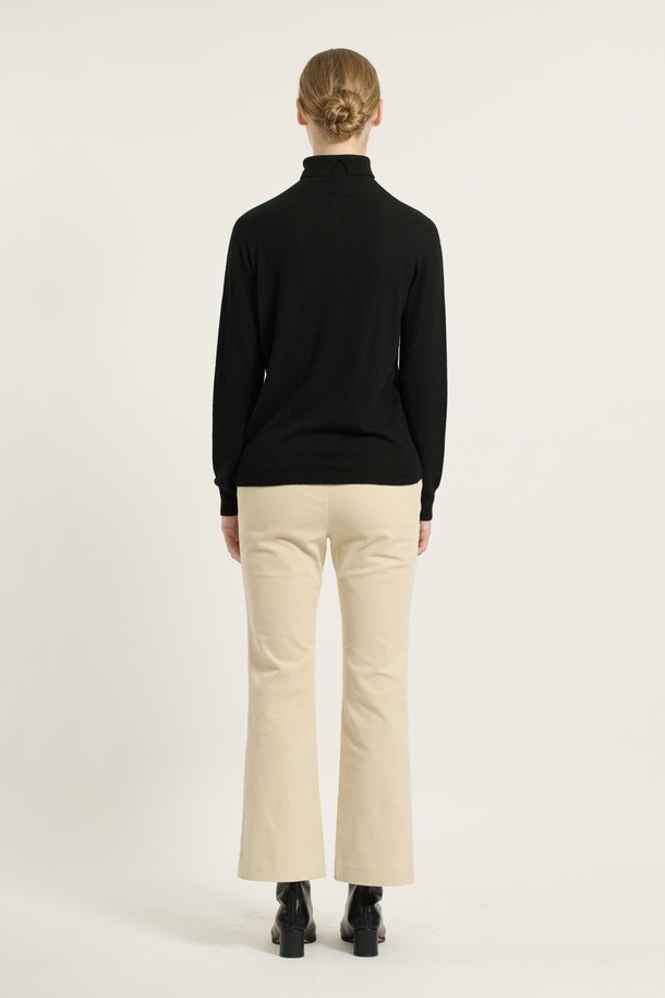 [25WT] 터틀넥 풀오버 - BLACK B5DAK48199는 여성의 겨울, 가을, 봄 시즌 착용을 위한 레귤러핏 블랙 터틀넥 스웨터입니다. 심플하고 세련된 스타일로, 일상, 데일리룩, 오피스룩, 모임룩, 연말 모임룩 등 다양한 TPO에 활용 가능합니다. 나일론, 모, 레이온, 캐시미어 혼방 소재로 제작되어 부드러운 촉감과 따뜻함을 선사하며, 레귤러 기장과 긴 소매 디자인으로 클래식, 미니멀, 시크한 무드를 연출합니다. 무지 디자인으로 어떤 스타일에도 쉽게 매치할 수 있으며, 고급스러운 분위기를 더합니다.
