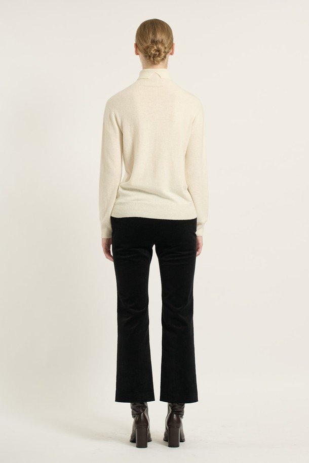 [25WT] 터틀넥 풀오버 - LIGHT BEIGE B5DAK48171는 여성용 니트/스웨터로, 라이트 베이지, 블랙, 멀티 그레이 3가지 색상으로 출시되었습니다. 가을과 겨울에 어울리는 긴 소매의 레귤러핏 터틀넥 풀오버로, 모던하고 우아하며 심플한 스타일을 연출합니다. 캐주얼 및 출근룩, 모임룩에 적합하며, 부드러운 촉감의 나일론, 모, 레이온, 캐시미어 혼방 소재로 제작되었습니다. 무지 패턴의 베이직하고 세련된 디자인으로 클래식한 분위기를 더합니다.
