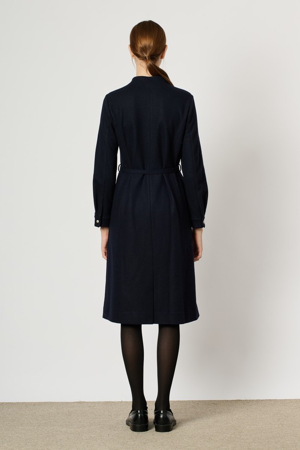 [25WT] 장식 단추 울 원피스 - DARK NAVY B5DAO63056는 여성 고객을 위한 우아하고 세련된 울 원피스입니다. 다크 네이비 컬러의 슬림핏 A라인 원피스로, 차이나칼라 또는 라운드넥 디자인을 선택할 수 있으며, 긴 소매와 두꺼운 두께감으로 겨울철 따뜻함을 선사합니다. 부드러운 촉감의 울 소재와 모 소재 혼방으로 제작되었으며, 안감은 폴리에스터를 사용했습니다. 단추와 벨트 디테일이 돋보이며, 싱글 버튼 여밈 방식으로 클래식하고 모던한 스타일을 연출합니다. 오피스룩, 모임룩, 데이트룩 등 다양한 TPO에 활용 가능하며, 미니멀한 스타일을 선호하는 분들께 추천합니다.
