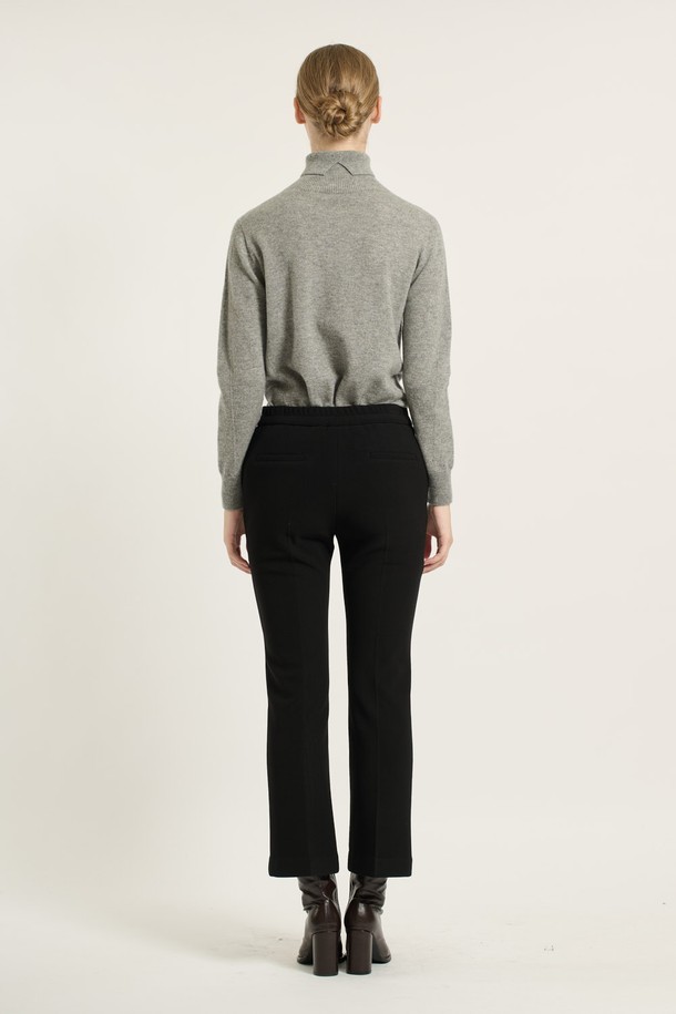 [25WT] 부츠컷 팬츠 - BLACK B5DAP32099는 여성용 부츠컷 바지로, 가을과 겨울에 어울리는 세련되고 모던한 스타일을 연출합니다. 블랙과 브라운 두 가지 색상으로 제공되며, 일상, 출근, 캐주얼 등 다양한 상황에 활용 가능합니다. 폴리에스터, 폴리우레탄, 레이온, 나일론 혼방 소재로 제작되어 부드러운 촉감과 매끄러운 착용감을 선사하며, 슬림핏 부츠컷 디자인으로 날씬한 실루엣을 강조합니다. 지퍼와 버튼 여밈, 우수한 내구성과 신축성(복원력)을 갖춰 출근룩, 오피스룩, 모임룩 등 TPO에 맞춰 클래식, 미니멀, 시크한 스타일을 완성할 수 있습니다.
