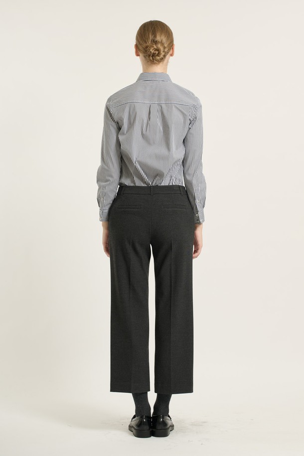 [25WT] 체크 속기모 와이드 팬츠 - DARK GRAY (다크 그레이) B5DAP32517는 여성용 와이드 팬츠입니다. 다크 그레이 및 다크 베이지 색상으로 출시되었으며, 가을, 겨울 시즌에 어울리는 두꺼운 두께감의 기모 안감을 사용했습니다. 일상 및 캐주얼 룩에 적합하며, 출근룩과 모임룩에도 활용할 수 있습니다. 폴리에스테르, 레이온, 폴리우레탄 혼방 소재로 제작되어 부드러운 촉감을 제공하며, 체크 패턴이 클래식, 캐주얼, 미니멀한 스타일을 연출합니다. 
