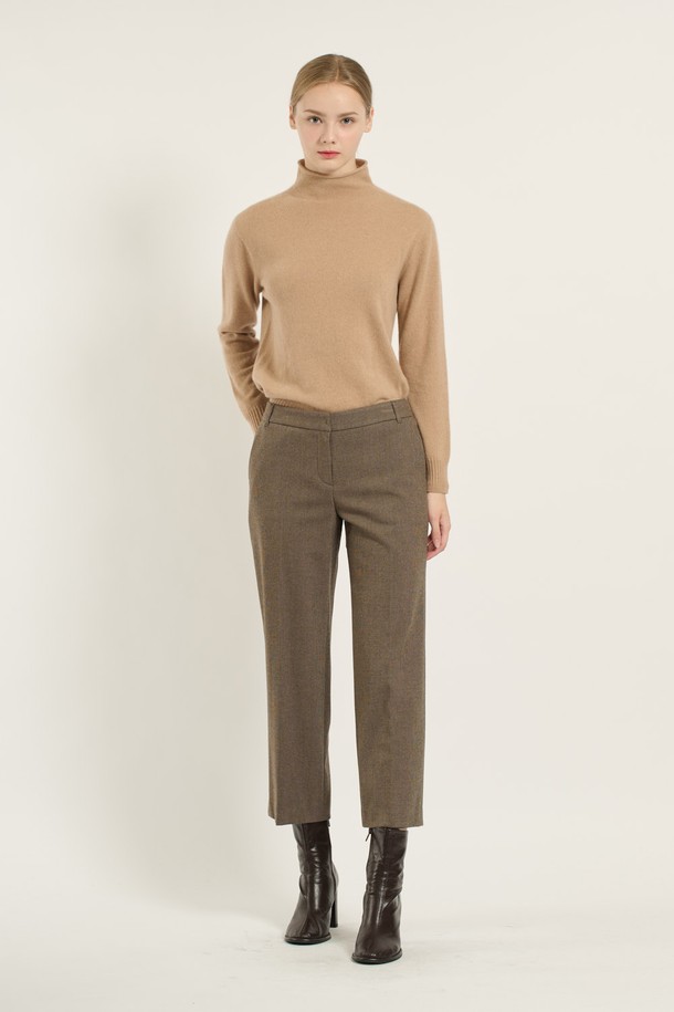 세련된 무드의 여성 [25WT] 체크 속기모 와이드 팬츠 - DARK BEIGE (다크 베이지) B5DAP32573입니다. 9부 기장의 와이드핏으로 편안하면서도 스타일리시하게 연출할 수 있습니다. 부드러운 촉감의 폴리에스터, 레이온, 폴리우레탄 혼방 소재로 제작되어 겨울철에도 따뜻하게 착용 가능합니다. 기모 안감과 밴딩 허리, 사이드 포켓, 더블 스티치 디테일이 실용성을 더하며, 오피스룩과 출근룩에 시크하고 모던한 매력을 더합니다. 다크 베이지와 다크 그레이 두 가지 컬러로 만나보세요.
