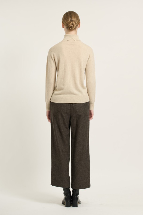 [25WT] 캐시미어 풀오버 - LIGHT BEIGE B5DAK31971는 여성용 상의 니트/스웨터 카테고리의 제품으로, 가을과 겨울에 착용하기 좋습니다. 라이트 베이지 색상의 캐시미어 소재로 제작되었으며, 부드러운 촉감과 보온성을 제공합니다. 터틀넥 디자인에 긴 소매, 레귤러핏으로 제작되었으며, 리브드 디자인이 특징입니다. 클래식, 캐주얼, 베이직, 모던 스타일을 모두 아우르며 출근룩, 오피스룩, 모임룩에 활용하기 좋습니다.
