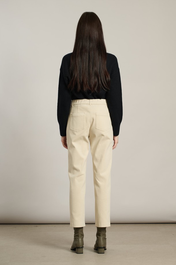 따뜻하고 포근한 겨울을 위한 [25WT] 기모 일자 플론 팬츠입니다. 부드러운 촉감과 슬림핏으로 편안하면서도 세련된 스타일을 연출합니다. 라이트 베이지 컬러의 무지 디자인으로 어떤 상의에도 잘 어울려 데일리룩으로 활용하기 좋습니다. 면, 폴리우레탄, 기모, 레이온 혼방 소재로 제작되어 보온성이 뛰어나고, 두꺼운 두께감으로 추운 날씨에도 끄떡없습니다. 일상 속 캐주얼 스타일을 완성해 보세요.
