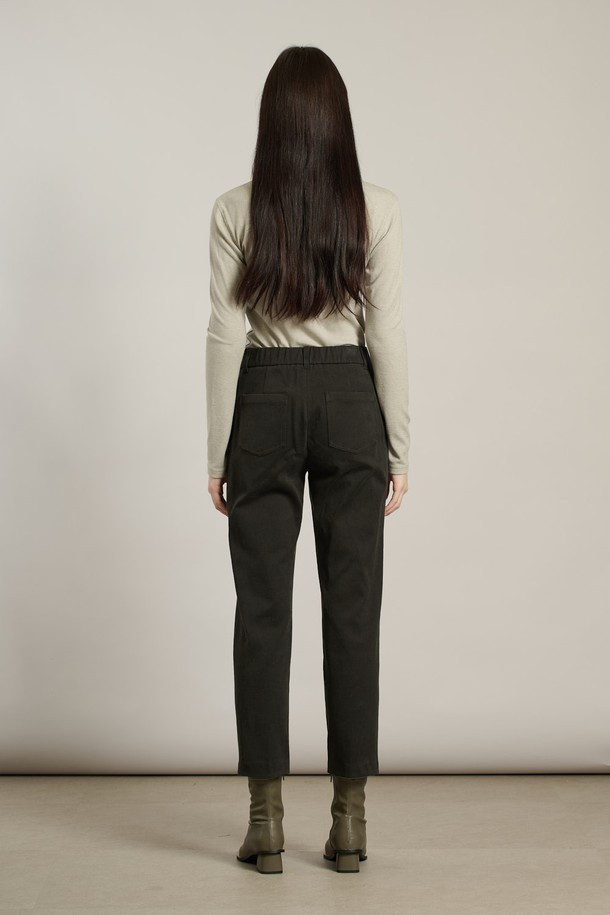 [25WT] 기모 일자 플론 팬츠 - DARK GREEN A5WAP33143는 여성용 바지로, 겨울철 데일리웨어 및 캐주얼룩에 적합합니다. 톤 다운된 다크 그린 색상과 베이직, 캐주얼, 모던, 컨템포러리 스타일을 아우르는 디자인으로 출근룩에도 활용 가능합니다. 면, 레이온, 폴리우레탄 혼방의 부드러운 촉감과 유연한 신축성이 특징이며, 안감 기모로 보온성을 높였습니다. 발목 위로 떨어지는 긴 기장의 일자핏 슬림 팬츠로, 버튼과 지퍼 디테일이 있으며 신축성이 있어 편안하게 착용할 수 있습니다.
