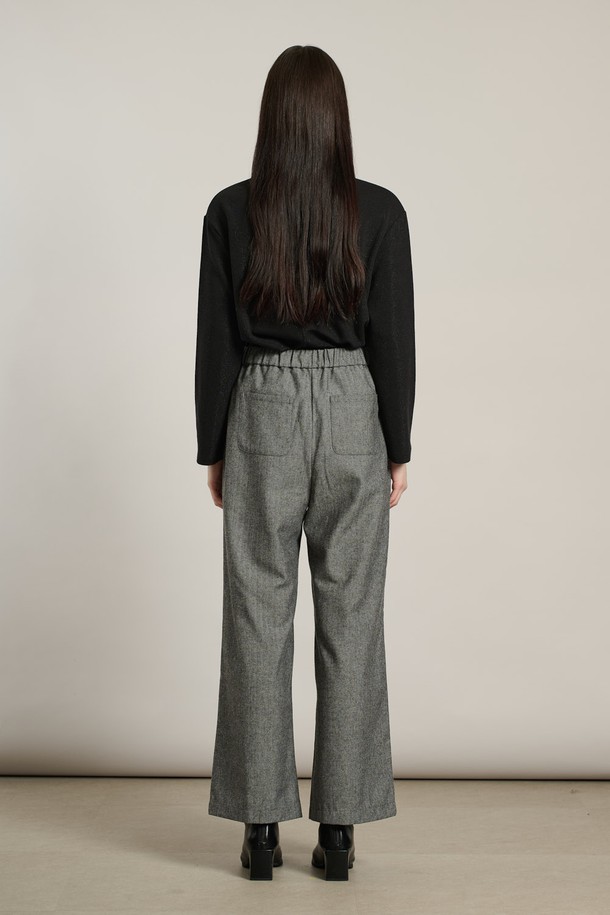 [25WT] 헤링본 스트링 팬츠 - M GRAY A5W9P30916는 여성용 헤링본 스트링 팬츠입니다. 가을, 겨울 시즌에 어울리며, M GRAY와 BROWN 두 가지 색상으로 제공됩니다. 일상, 오피스, 캐주얼 등 다양한 TPO에 활용 가능하며, 클래식, 캐주얼, 모던, 베이직 스타일을 연출할 수 있습니다. 루즈핏, 여유로운 핏의 와이드, 스트레이트, 일자핏 디자인으로 편안한 착용감을 선사합니다. 허리 밴딩과 스트링 디테일로 편의성을 더했으며, 부드러운 폴리에스테르와 모 소재로 제작되었습니다.
