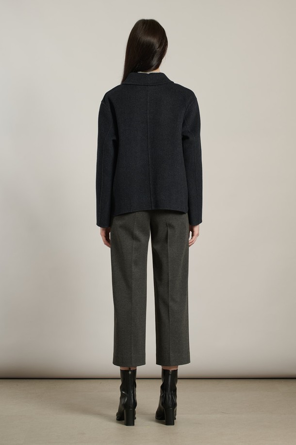 [25WT] 울캐시미어 핸드메이드 자켓 DARK NAVY A5WAJ12756는 여성 고객을 위한 아우터 카테고리의 자켓입니다. Dark Navy, 즉 짙은 네이비 컬러의 무지 디자인으로, 일상과 캐주얼 스타일에 모두 잘 어울립니다. 가을과 겨울에 착용하기 적합하며, 세련되고 차분한 무드를 연출합니다. 핸드메이드 방식으로 제작되어 부드러운 촉감과 포근함을 선사하며, 레귤러 핏과 싱글 버튼 여밈, 긴 소매 기장이 특징입니다. 오피스룩, 출근룩, 모임룩 등 다양한 TPO에 클래식, 미니멀, 시크한 스타일을 더해줍니다.
