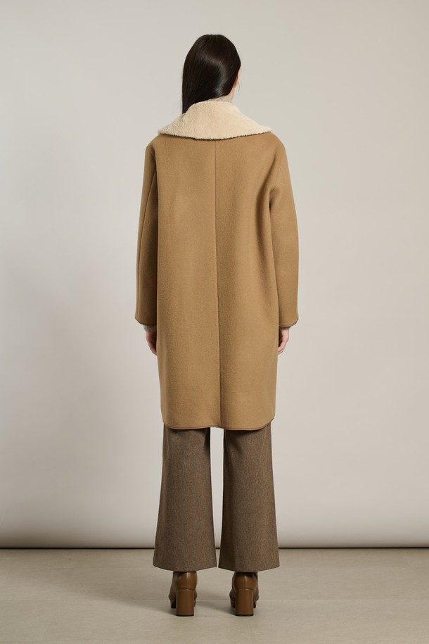 [25WT] 양털 카라 코트 - M BEIGE A5WBH84272는 여성용 아우터 코트입니다. M BEIGE(베이지) 컬러의 무지 디자인으로, 겨울철 일상과 출근룩에 모두 잘 어울립니다. 부드러운 촉감과 견고함이 느껴지는 모, 나일론 혼방 소재로 제작되었으며, 롱 기장에 루즈핏으로 편안하게 착용 가능합니다. 양털 카라와 스냅 버튼, 포켓 디테일이 돋보이는 싱글 코트로, 클래식, 모던, 캐주얼, 베이직 스타일을 모두 소화할 수 있습니다.
