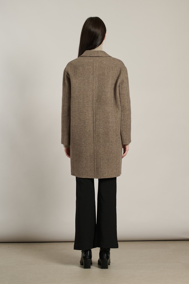 **[25WT] 체크 싱글 핸드메이드 코트 - BROWN A5WAH81474**

세련된 브라운 컬러의 여성용 체크 싱글 핸드메이드 코트입니다. 가을, 겨울 시즌에 어울리는 두꺼운 두께감으로 따뜻하게 착용할 수 있으며, 모, 나일론, 울 혼방 소재로 제작되어 부드러운 촉감을 선사합니다. 롱 또는 미디엄 기장의 코트로, 라펠 디테일과 긴 소매가 클래식하고 모던한 스타일을 연출합니다. 오피스룩, 모임룩, 데이트룩 등 다양한 TPO에 활용 가능하며, 미니멀하고 시크한 STYLE을 완성합니다. 레귤러 핏으로 편안하게 착용할 수 있는 베이직한 디자인의 코트입니다.
