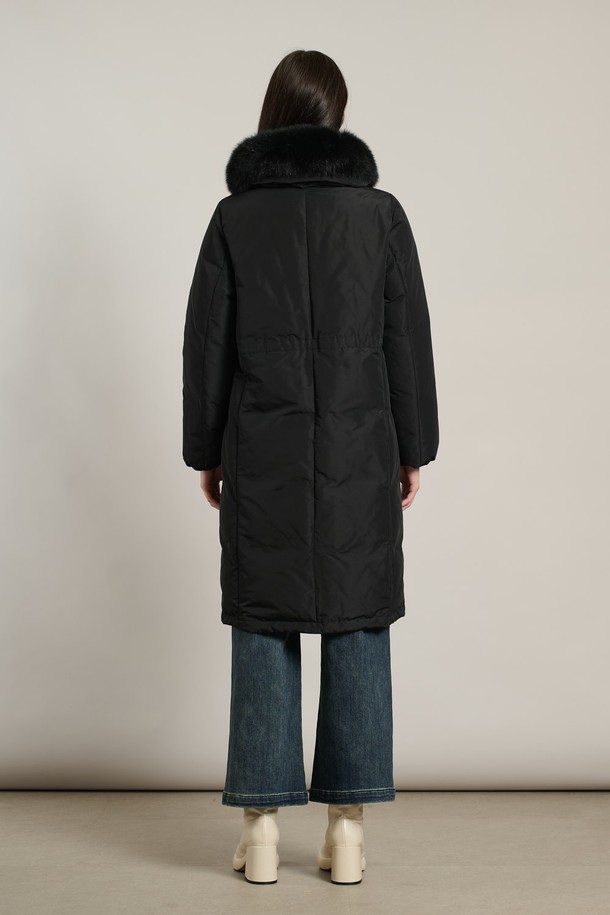 [25WT] 퍼카라 럭셔리다운 - BLACK A5WBF84799는 여성스러운 겨울 스타일을 완성하는 롱 기장의 다운 재킷입니다. 슬림핏 디자인에 블랙과 다크 그레이 컬러로 모던하고 우아한 분위기를 연출합니다. 부드러운 촉감의 폴리에스테르 소재와 토끼, 여우 천연 모피 퍼 카라가 고급스러움을 더합니다. 집업 스타일이며, 퍼 카라는 분리 가능하여 다양한 스타일을 연출할 수 있습니다. 솜털 80%, 깃털 20%의 충전재로 보온성을 높여 오피스룩, 모임룩, 연말 모임룩 등 다양한 TPO에 활용 가능하며 클래식, 미니멀, 시크한 스타일을 즐기는 분들께 추천합니다.
