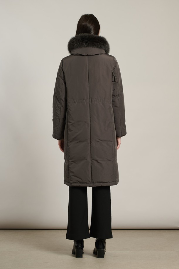 [25WT] 퍼카라 럭셔리다운 - DARK GRAY A5WBF84717는 여성 고객을 위한 롱 기장의 다운 점퍼입니다. 밍크, 여우털, 토끼털 등 고급 소재가 사용되었으며, 다크 그레이 및 블랙 컬러로 출시되었습니다. 루즈핏 디자인에 부드러운 촉감과 두꺼운 두께로 따뜻함을 더하며, 퍼 카라와 허리/아랫단 스트링 조절, 포켓 디테일이 특징입니다. 캐주얼, 미니멀한 스타일로 출근룩에 적합하며, 집업 여밈 방식과 긴 소매 기장으로 세련된 분위기를 연출합니다. 솜털 80%, 깃털 20%의 충전재를 사용하여 보온성을 높였습니다.
