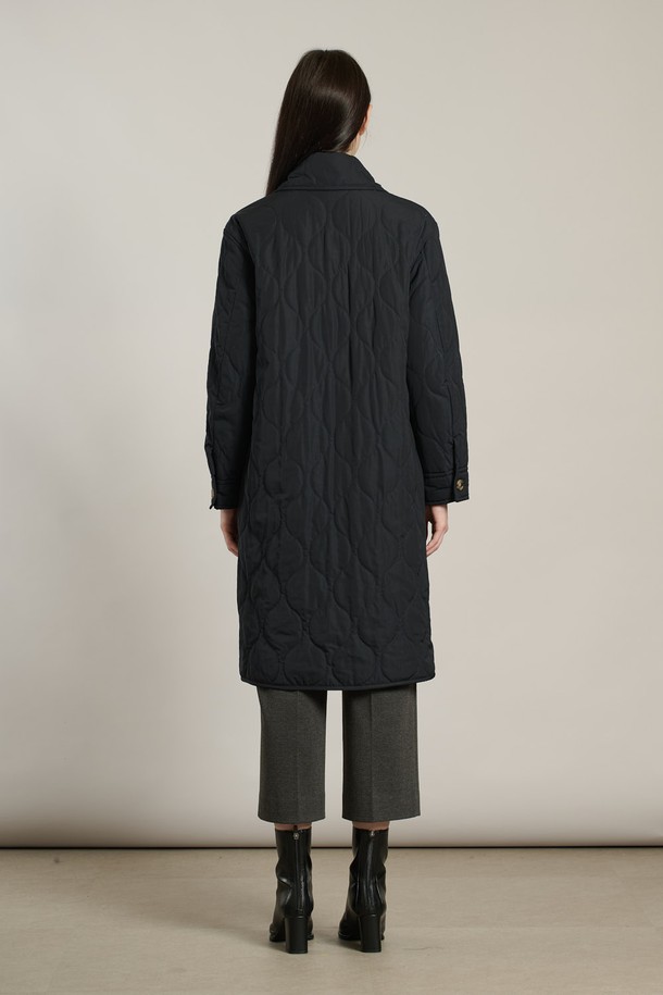 [25WT] 물결퀼팅 롱패딩점퍼 - DARK NAVY A5WAR12256는 여성용 롱패딩 점퍼로, 겨울철 일상, 캐주얼, 여행 등 다양한 상황에서 활용하기 좋습니다. 세련된, 클래식, 모던한 스타일을 연출하며, DARK NAVY 및 KHAKI 두 가지 색상으로 만나볼 수 있습니다. 물결 퀼팅, 넉넉한 기장감, 소매 및 힙 라인 디테일이 돋보이며, 레귤러핏으로 편안하게 착용 가능합니다. 폴리에스테르와 나일론 혼방 소재로 제작되어 두껍고 따뜻하며, 여행룩과 출근룩에 모두 잘 어울립니다.
