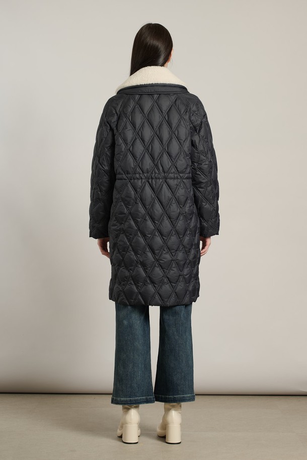 [25WT] 디테쳐블 카라 구스다운 - 다크 네이비 A5WAF81756는 여성스러운 스타일을 강조하는 겨울 아우터입니다. 다크 네이비와 카키 두 가지 색상으로 출시되었으며, 롱 기장의 레귤러핏으로 제작되었습니다. 부드러운 촉감의 폴리에스터, 아크릴, 거위 솜털, 깃털 소재를 사용하여 보온성을 높였으며, 다이아몬드 퀼팅과 탈부착 가능한 카라, 퍼(Fur) 디테일이 특징입니다. 캐주얼, 클래식, 모던 스타일을 모두 아우르며, 일상 및 여행룩에 활용하기 좋습니다. 싱글 버튼, 스냅, 지퍼 여밈 방식과 넉넉한 포켓 디자인으로 실용성을 더했습니다.
