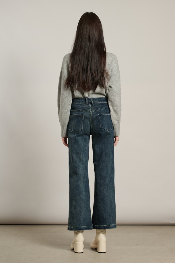 [25WT] 기모스판 와이드 데님 팬츠 - BLACK NAVY A5WAP35659는 여성용 데님 팬츠입니다. 블랙 네이비 컬러의 무지 디자인으로, 캐주얼 및 베이직 스타일을 연출하기 좋습니다. 두꺼운 두께감의 긴 기장 와이드 핏으로 제작되었으며, 면, 폴리에스터, 폴리우레탄, 스판덱스, 데님, 기모 소재를 사용하여 부드러운 촉감과 따뜻함을 느낄 수 있습니다. 허리 부분은 편안한 착용감을 제공하며, 포켓 디테일이 있습니다. 겨울철 일상복으로 활용하기에 적합합니다.
