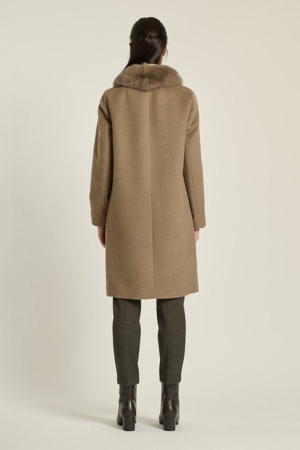 [25WT] 퍼카라 라마 코트 - DARK BEIGE B5DBH84273는 우아하고 세련된 스타일을 연출하는 여성 겨울 코트입니다. 부드러운 촉감의 라마 소재와 고급스러운 퍼 카라가 돋보이며, 일상 및 출근룩, 오피스룩에 적합합니다. 롱 기장과 싱글 버튼 디자인, 일자핏과 레귤러핏으로 클래식하고 미니멀한 무드를 선사합니다. 다크 베이지 컬러는 다양한 스타일에 매치하기 용이하며, 시크한 분위기를 더합니다. 긴 소매와 두꺼운 두께감으로 가을, 겨울 시즌 따뜻하게 착용할 수 있습니다.
