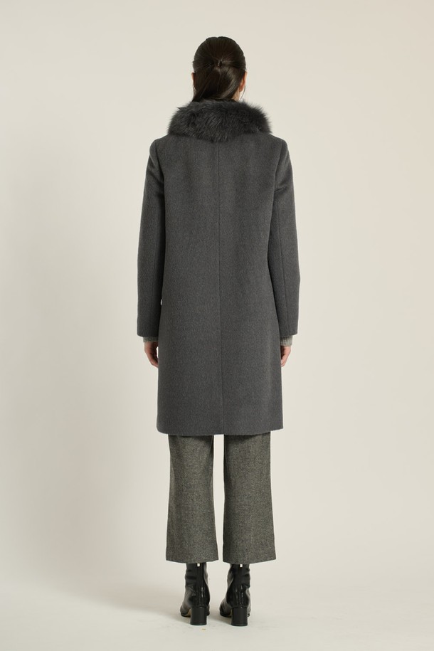 [25WT] 퍼카라 라마 코트 - DARK BLUE B5DBH84254는 겨울 시즌을 위한 여성 코트입니다. 다크 블루 색상의 무지 패턴으로 클래식, 우아함, 모던한 스타일을 연출합니다. 롱 또는 미디엄 기장의 레귤러 핏 싱글 버튼 코트로, 부드러운 촉감의 라마, 모, 폴리에스터, 폴리우레탄, 천연모피 혼방 소재로 제작되었습니다. 퍼 카라는 탈부착이 가능하며, 안쪽 포켓이 있어 실용성을 더했습니다. 오피스룩, 모임룩, 연말 모임룩에 시크하고 미니멀한 스타일로 코디하기 좋습니다.
