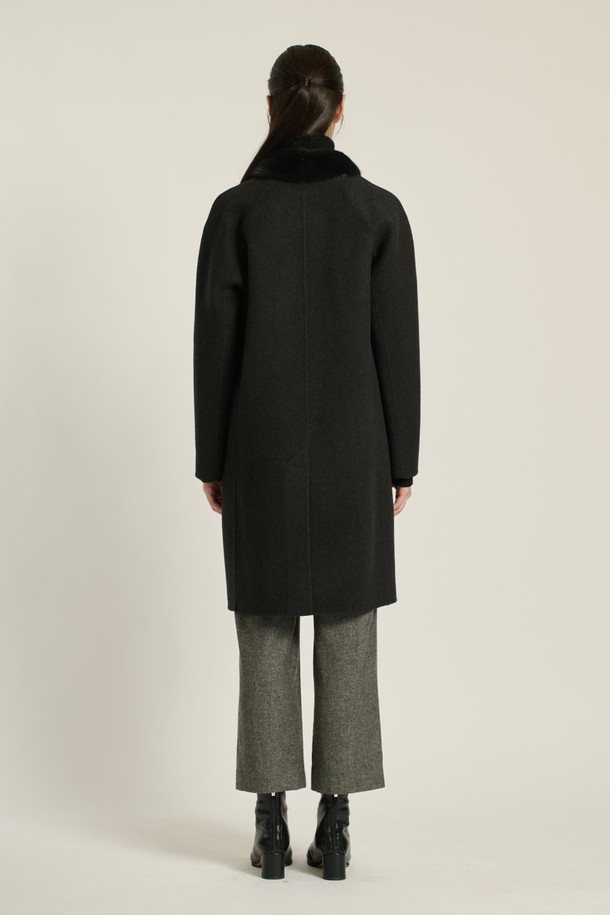 [25WT] 밍크카라 핸드메이드 코트 - BLACK B5DAH83299는 클래식, 모던, 엘레강스한 무드를 연출하는 여성용 코트입니다. 블랙 컬러의 롱 기장 슬림핏 코트로, 울, 모, 밍크 소재를 사용하여 부드러운 촉감을 선사합니다. 밍크 트리밍 카라와 싱글 버튼 여밈, 포켓 디테일이 돋보이며, 겨울철 오피스룩, 모임룩, 연말 모임룩에 시크하고 미니멀한 스타일을 더해줍니다. 핸드메이드 코트 특유의 고급스러움이 돋보이는 제품입니다. 긴 소매 기장으로 따뜻함을 더했습니다.
