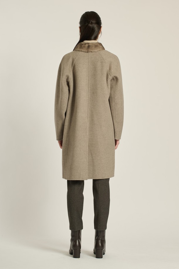 [25WT] 밍크 카라 핸드메이드 코트 - DARK BEIGE B5DAH83273는 우아하고 세련된 스타일을 연출하는 여성용 코트입니다. 다크 베이지 및 블랙 색상으로 출시되어 있으며, 롱 기장의 슬림핏 디자인이 특징입니다. 모, 폴리에스터, 밍크 소재를 사용하여 부드러운 촉감을 선사하며, 겨울철 오피스룩과 모임룩에 적합합니다. 밍크 트리밍 카라와 싱글 버튼 여밈, 그리고 긴 소매 디자인이 클래식하고 미니멀한 매력을 더합니다. 핸드메이드 싱글 코트로, 일상에서도 고급스러운 분위기를 연출할 수 있습니다.
