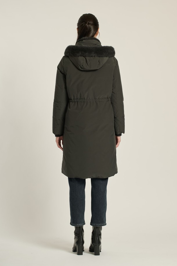 [25WT] 퍼 카라 후드 구스다운은 여성용 점퍼로, 롱 기장의 슬림핏 디자인이 특징입니다. DARK GRAY와 BLACK 두 가지 색상으로 제공되며, 퀄팅 무늬가 돋보이는 모던하고 우아한 스타일을 연출합니다. 겉감은 부드러운 촉감의 폴리에스터, 모, 나일론, 캐시미어, 밍크 소재를 사용했으며, 안감은 구스다운 충전재로 채워져 뛰어난 보온성을 자랑합니다. 지퍼와 스냅으로 여밀 수 있으며, 후드와 퍼 카라 디테일이 고급스러움을 더합니다. 출근룩, 오피스룩, 모임룩 등 다양한 TPO에 활용 가능한 겨울철 필수 아우터입니다.
