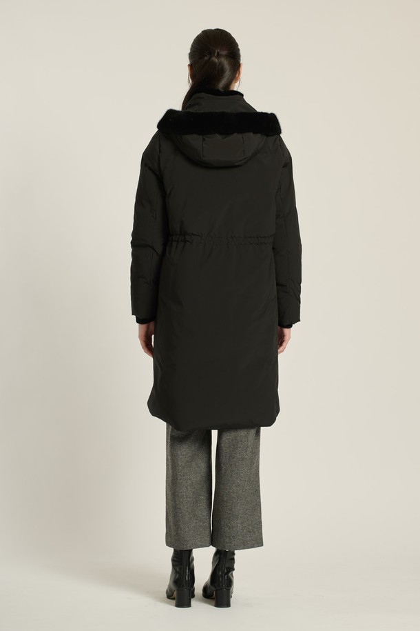 [25WT] 퍼 카라 후드 구스다운은 여성 겨울철 패션을 위한 완벽한 선택입니다. 블랙과 다크 그레이 두 가지 색상으로 출시되어 출근룩, 모임룩 등 다양한 TPO에 활용할 수 있습니다. 우아하고 클래식한 스타일을 연출하며, 캐주얼한 분위기까지 더해져 미니멀, 클래식, 캐주얼 스타일을 선호하는 분들께 추천합니다. 밍크, 캐시미어, 모, 폴리에스테르, 나일론 등 고급 소재와 구스다운 충전재, 천연모피 안감, 퍼 카라, 후드의 조합으로 뛰어난 보온성과 부드러운 촉감을 제공합니다. 미디엄 기장의 레귤러핏으로 지퍼와 싱글 버튼 여밈 방식을 갖춘 긴소매 점퍼입니다.
