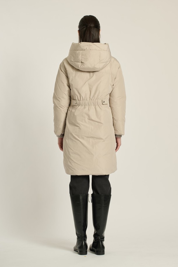 [25WT] 니트넥 후드 구스다운은 여성용 아우터로, 겨울철 출근룩에 적합한 구스다운 점퍼입니다. 롱 기장의 레귤러핏으로, LIGHT BEIGE와 M BROWN 두 가지 컬러로 제공됩니다. 부드러운 촉감의 폴리에스테르, 모, 나일론, 야크 혼방 소재에, 두꺼운 두께감으로 보온성을 높였습니다. 니트넥 후드 디자인과 지퍼 및 스냅 여밈 방식, 무지 패턴이 심플하고 세련된, 미니멀하고 클래식한 스타일을 연출합니다. 긴 소매 기장과 구스다운 충전재로 따뜻함을 더했습니다.
