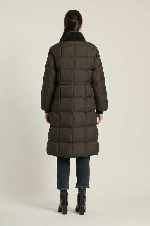 [25WT] 밍크 트리밍 구스다운은 여성용 아우터로, 다크 그레이와 브라운 두 가지 색상으로 출시되었습니다. 롱 기장의 다운 코트로, 겨울철 여행룩과 출근룩에 모두 잘 어울립니다. 부드러운 촉감의 밍크 트리밍이 우아함과 고급스러움을 더하며, 퀄팅 무늬와 레귤러핏으로 모던하고 캐주얼한 스타일을 연출합니다. 폴리에스테르, 나일론, 모, 밍크, 솜털, 깃털 등 다양한 소재로 제작되었으며, 두꺼운 두께감과 긴 소매, 스냅 여밈 방식이 특징입니다. 보온성과 경량성을 갖춰 편안하게 착용할 수 있습니다.
