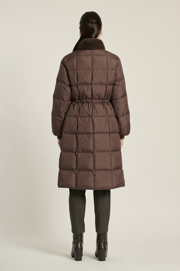 [25WT] 밍크 트리밍 구스다운은 여성용 겨울 아우터로, 우아하고 클래식한 스타일을 연출합니다. 부드러운 촉감의 롱 기장 퀄팅 디자인으로, 브라운과 다크 그레이 두 가지 컬러로 만나볼 수 있습니다. 밍크 트리밍과 구스다운 충전재가 고급스러움과 보온성을 동시에 선사하며, 스냅 여밈 방식으로 간편하게 착용 가능합니다. 출근룩, 모임룩, 연말 모임룩 등 다양한 TPO에 활용 가능하며, 미니멀하고 시크한 스타일을 완성합니다.
