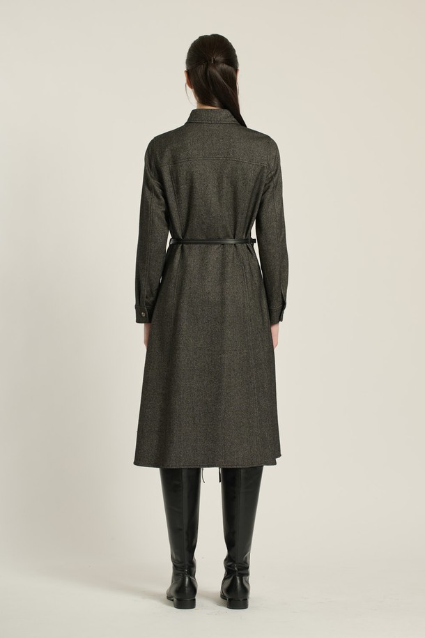 [25WT] 셔츠 카라 벨티드 원피스 - BLACK B5DAO62199는 여성스러운 실루엣을 연출하는 셔츠 카라 원피스입니다. 모, 레이온, 폴리에스터, 나일론, 폴리우레탄 혼방 소재로 제작되어 부드러운 촉감을 선사하며, 가을, 겨울 시즌에 적합합니다. 허리 벨트로 라인을 잡아 우아하고 세련된 스타일을 완성하며, 롱스커트와 A라인, 플레어 핏으로 다양한 분위기를 연출할 수 있습니다. 카라넥과 긴 소매 디자인은 클래식하면서도 모던한 느낌을 주어 오피스룩, 모임룩에 활용하기 좋습니다. 블랙 컬러의 무지 디자인으로, 미니멀, 시크한 스타일을 선호하는 분들께 추천합니다.
