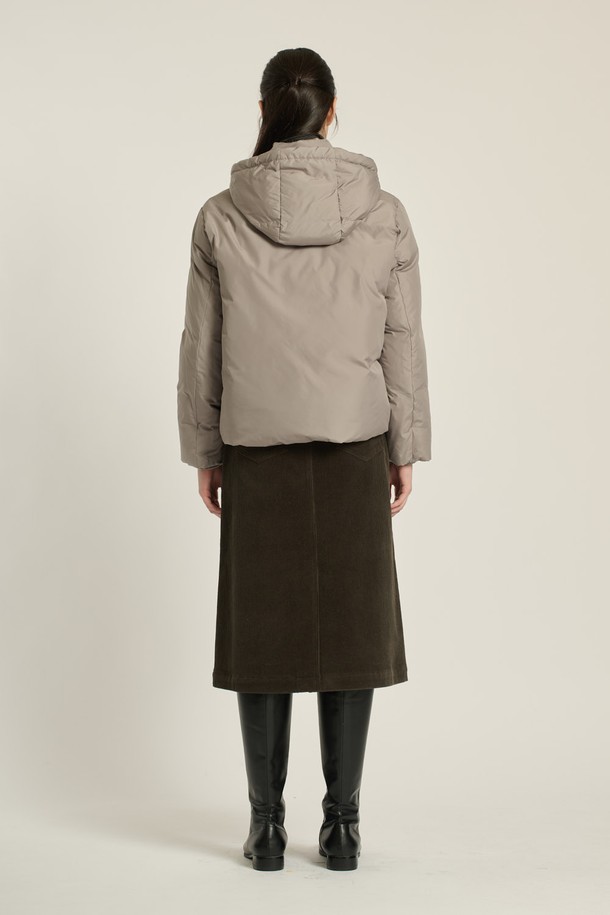 [25WT] 구스다운 드로우스트링 후드 점퍼 - LIGHT KHAKI B5D9F80881는 여성용 아우터, 점퍼입니다. 캐주얼, 세련된, 고급스러운, 감각적인 스타일을 추구하며, 일상과 여행에 모두 활용 가능한 숏 기장의 겨울 점퍼입니다. 라이트 카키와 다크 브라운 두 가지 색상으로 제공되며, 부드러운 촉감의 폴리에스터, 구스다운, 모, 나일론 소재를 사용하여 두꺼운 두께감과 높은 보온성을 자랑합니다. 후드와 드로우스트링, 그리고 은은한 광택감이 돋보이는 디자인으로, 여행룩에 훌륭하게 어울립니다.
