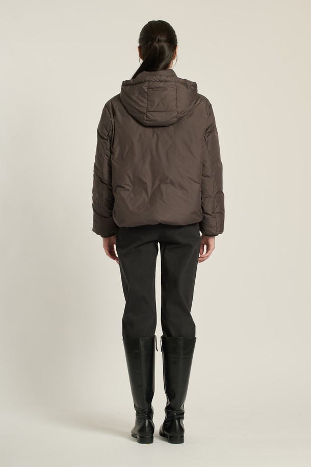 [25WT] 구스다운 드로우스트링 후드 점퍼 - DARK BROWN (다크 브라운) B5D9F80875는 겨울철 출근룩을 위한 여성용 점퍼입니다. 부드러운 촉감의 폴리에스테르, 모, 나일론 혼방 소재로 제작되었으며, 숏 기장의 레귤러핏 또는 루즈핏으로 편안하게 착용할 수 있습니다. 다크 브라운과 라이트 카키 두 가지 색상으로 제공되며, 무지 또는 배색 디자인에 지퍼와 단추로 여밀 수 있습니다. 후드, 드로우스트링, 구스다운 충전재, 방풍 기능으로 보온성을 높였으며, 클래식, 미니멀, 캐주얼, 우아한 스타일을 연출할 수 있습니다.
