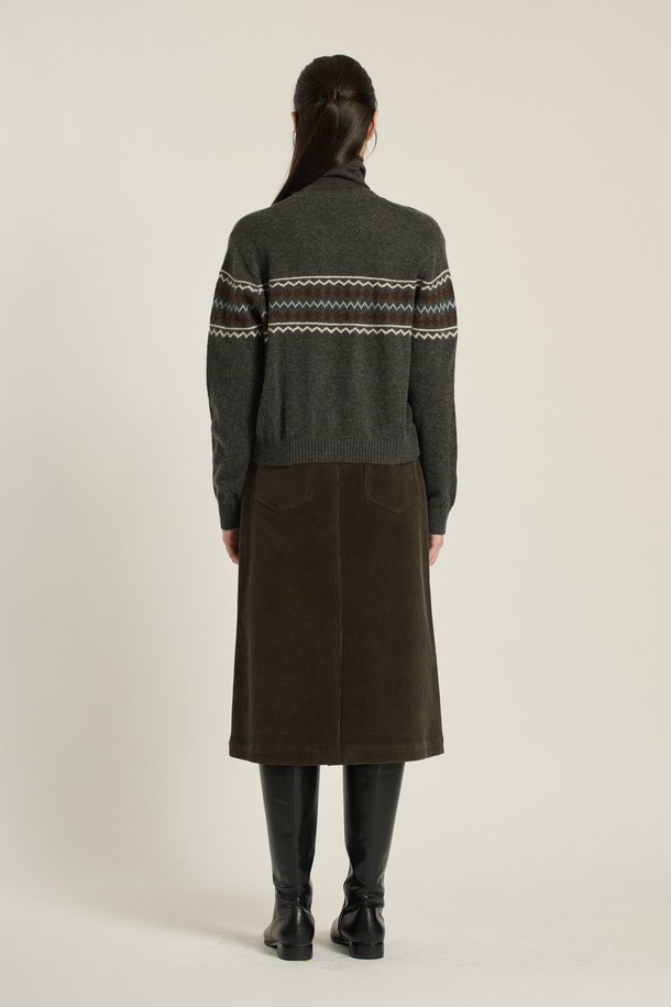 [25WT] 다이아 페어아일 가디건 - 차콜 그레이 B5DAK12598는 여성 의류로, 차콜 그레이 및 M 그레이 컬러의 라운드 넥, 레귤러 핏 가디건입니다. 봄, 가을, 겨울, 간절기에 착용 가능하며, 클래식, 캐주얼, 우아한 스타일을 연출할 수 있습니다. 모, 나일론, 라이오셀, 알파카 혼방 소재로 부드럽고 포근한 촉감을 선사하며, 페어아일과 다이아몬드 패턴이 돋보입니다. 싱글 버튼 여밈 방식에 긴소매 기장의 레귤러핏 가디건으로, 출근룩과 모임룩, 클래식, 캐주얼, 미니멀한 스타일 연출에 적합합니다.
