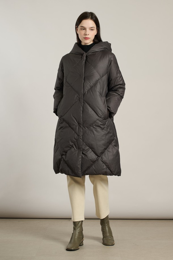 [25WT] 빅다이아 퀼팅다운 DARK GRAY A5WAF82417는 여성용 겨울 아우터 점퍼입니다. 롱 기장의 루즈핏으로, 여행룩과 캠핑룩에 어울리는 캐주얼, 미니멀, 클래식 스타일을 연출할 수 있습니다. 톤 다운된 다크 그레이 컬러와 부드러운 촉감의 나일론, 폴리에스터 혼방 소재로 제작되었으며, 두꺼운 두께감으로 보온성을 높였습니다. 빅다이아 퀼팅 디자인과 후드, 거위털 충전재, 스냅 여밈 방식이 특징입니다. 
