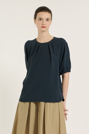 [25SU] 라운드넥 턱 디테일 블라우스 - DARK GREEN B5B5B44843
