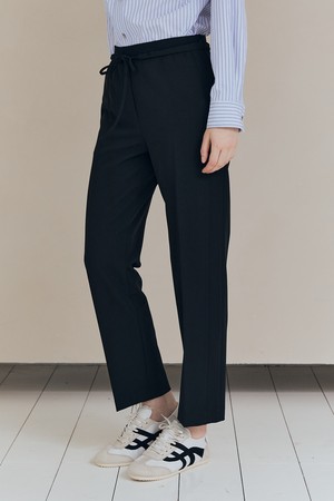 [25FA] 스트링 벨티드 밴딩 팬츠 - BLACK A5F8P33299