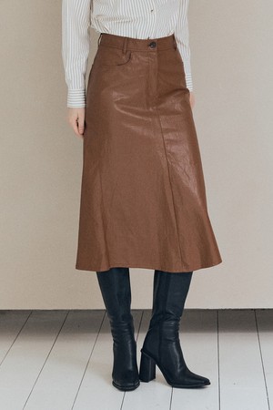 [25WT] 페이크 레더 롱 스커트 - CAMEL A5W9S20580
