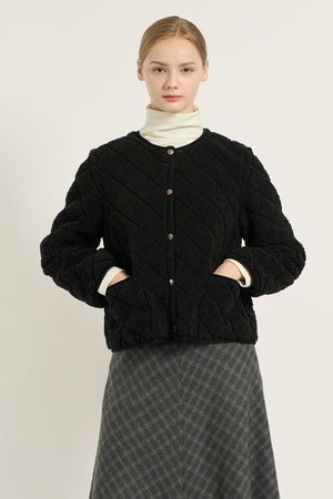 [25WT] 라운드넥 부클 크롭 퀼팅 점퍼 - BLACK B5D9R13399