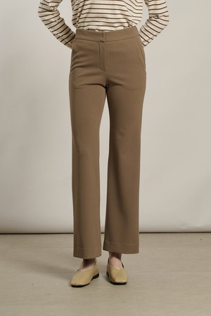 [26SP] 뒤밴드 부츠컷 팬츠 - BROWN A6S2P31374