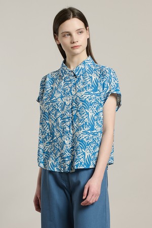 [26SU] 트로피칼 프린트 블라우스 - LIGHT BLUE A6M5B48151