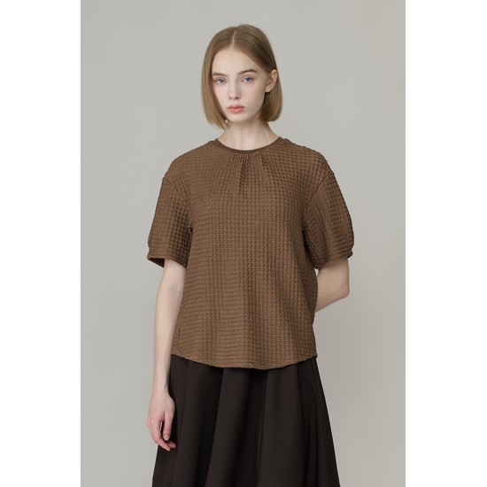 [26FA] 엠보 텍스처 포인트 탑 - BROWN A6F7X40474