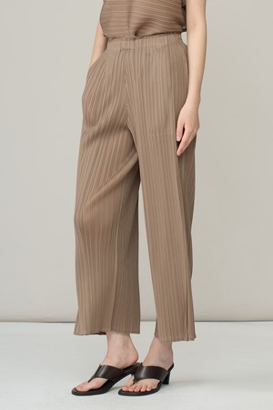 [26SU] 랩플리츠 팬츠 - DARK BEIGE A6M5P33273