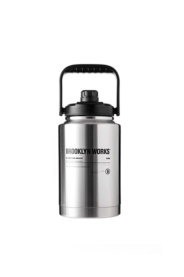 브루클린 웍스(BROOKLYN WORKS) BW 워터저그 3.8L는 캠핑, 아웃도어, 일상생활에서 유용하게 사용할 수 있는 워터저그입니다. 3.8L의 넉넉한 용량으로 물을 넉넉하게 담을 수 있으며, 스테인리스 스틸 소재로 제작되어 내구성이 뛰어납니다. 보온 및 보냉 기능을 갖춰, 음료의 온도를 오랫동안 유지할 수 있습니다. 실버와 블랙 두 가지 색상으로 출시되어 취향에 맞게 선택 가능하며, 손잡이가 있어 휴대성을 높였습니다. 넓은 입구 디자인으로 세척이 용이합니다.

