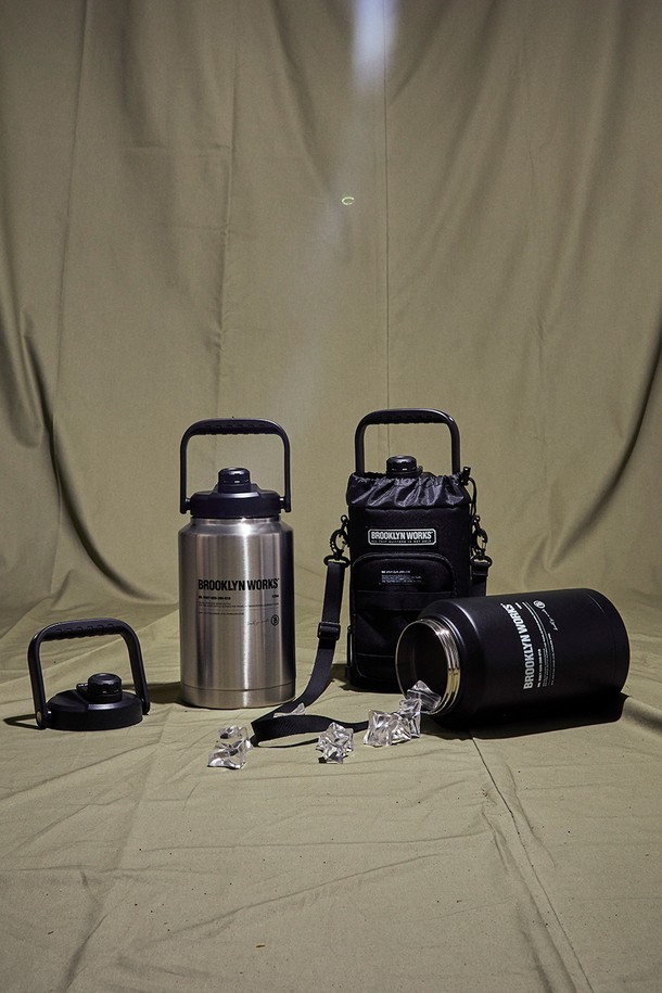 BW 워터저그 3.8L는 캠핑, 아웃도어 활동, 일상생활에서 유용하게 사용할 수 있는 3.8L 용량의 워터저그입니다. 블랙 색상의 플라스틱 소재로 제작되었으며, 보냉 및 보온 기능을 갖춰 편리하게 사용할 수 있습니다. 손잡이가 있어 이동이 용이하며, 대용량으로 넉넉한 물을 담을 수 있습니다. 넉넉한 용량과 휴대성을 갖춘 이 워터저그는 다양한 상황에서 활용 가능합니다.
