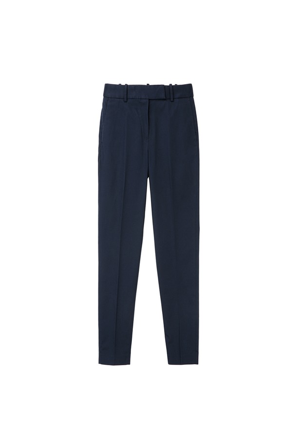 [여성] 코튼 어드벤티치 치노 (네이비) (BBPCWM9364Q)는 면 97%와 스판덱스 3%의 혼방 소재로 제작되어 활동성이 좋고 탄성과 내구성이 뛰어납니다. 베이직한 스타일의 긴 바지로, 출근룩, 데이트룩 등 다양한 TPO에 활용할 수 있습니다. 클래식, 미니멀, 캐주얼 등 어떤 스타일에도 잘 어울리는 무지 디자인의 치노 팬츠입니다. 네이비 컬러로 세련된 느낌을 더하며, 편안한 착용감으로 일상에서 즐겨 입기 좋습니다.
