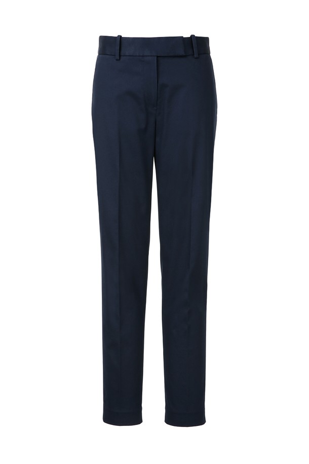 [여성] 코튼 어드벤티치 치노 (네이비) (BBPCWM9364Q)는 면 97%와 스판덱스 3%의 혼방 소재로 제작되어 활동성이 좋고 탄성과 내구성이 뛰어납니다. 베이직한 스타일의 긴 바지로, 출근룩, 데이트룩 등 다양한 TPO에 활용할 수 있습니다. 클래식, 미니멀, 캐주얼 등 어떤 스타일에도 잘 어울리는 무지 디자인의 치노 팬츠입니다. 네이비 컬러로 세련된 느낌을 더하며, 편안한 착용감으로 일상에서 즐겨 입기 좋습니다.
