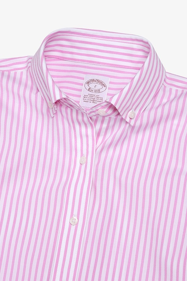 **[여성] 수피마 코튼 스트라이프 셔츠 (핑크)**는 부드러운 수피마 코튼 소재로 제작되어 얇고 쾌적한 착용감을 선사합니다. 클래식하고 베이직한 디자인에 핑크 컬러와 스트라이프 패턴이 더해져 여성스러운 분위기를 자아냅니다. 레귤러 핏과 칼라 디테일, 긴 소매 기장으로 데이트룩, 오피스룩, 출근룩 등 다양한 TPO에 활용하기 좋습니다. 주름 방지 처리로 관리가 용이하며, 미니멀, 클래식, 캐주얼 스타일을 즐기는 분들께 추천합니다. 봄, 여름 시즌에 산뜻하게 연출할 수 있는 아이템입니다.
