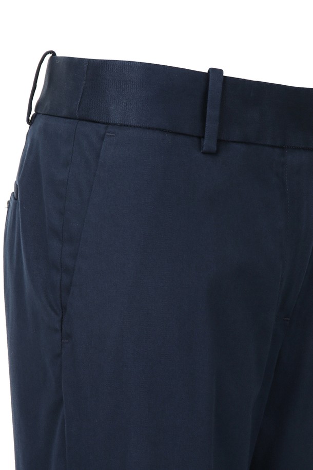 [여성] 코튼 어드벤티치 치노 (네이비) (BBPCWM9364Q)는 면 97%와 스판덱스 3%의 혼방 소재로 제작되어 활동성이 좋고 탄성과 내구성이 뛰어납니다. 베이직한 스타일의 긴 바지로, 출근룩, 데이트룩 등 다양한 TPO에 활용할 수 있습니다. 클래식, 미니멀, 캐주얼 등 어떤 스타일에도 잘 어울리는 무지 디자인의 치노 팬츠입니다. 네이비 컬러로 세련된 느낌을 더하며, 편안한 착용감으로 일상에서 즐겨 입기 좋습니다.
